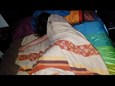 ❤️ सौतेला बेटा सोते समय अपनी युवा सौतेली माँ को डांटता है। घर का अश्लील हम पर